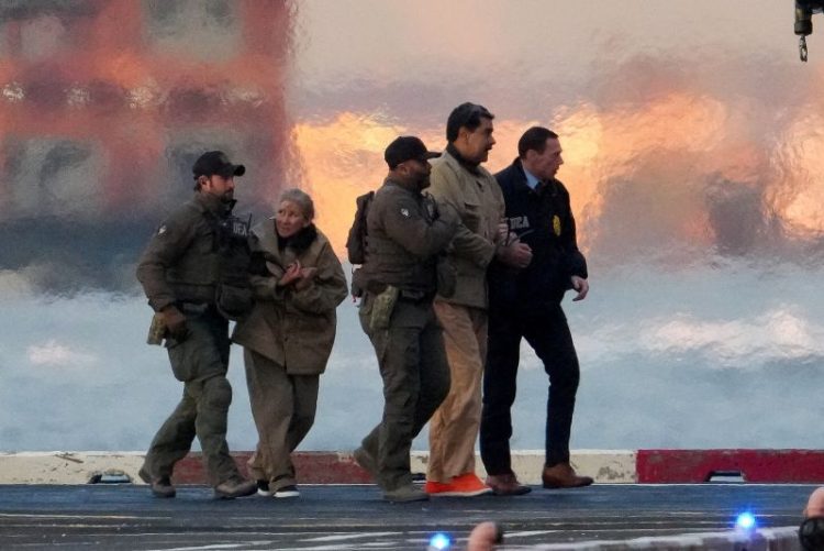 구치소에서 법정으로 강제이송되는 마두로 부부. [로이터]