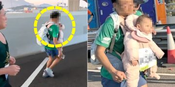 지난 21일 홍콩에서 열린 마라톤 대회에서 한 남성 참가자가 아기를 가슴에 안고 배낭을 멘 채 달리는 모습이 포착됐다. 사진 유튜브 캡처