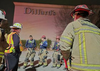 몰 오브 조지아 내 딜라즈 백화점 화재 현장에 소방대원들이 모여 있다. [귀넷 소방대 페이스북]