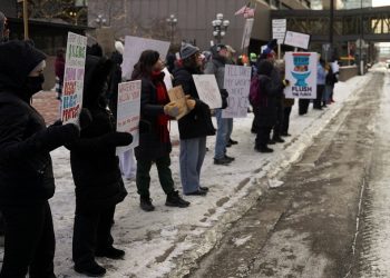 미니애폴리스에서 주민들이 ICE 반대 시위를 벌이고 있다.. [로이터]