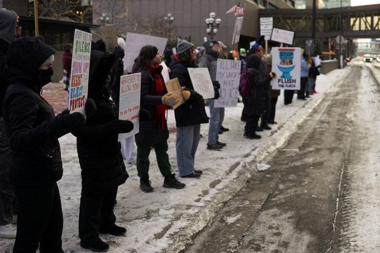 미니애폴리스에서 주민들이 ICE 반대 시위를 벌이고 있다.. [로이터]