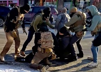 이민단속 요원이 알렉스 프리티에게 가한 첫 총격의 총성이 울린 순간을 담은 영상. [로이터]