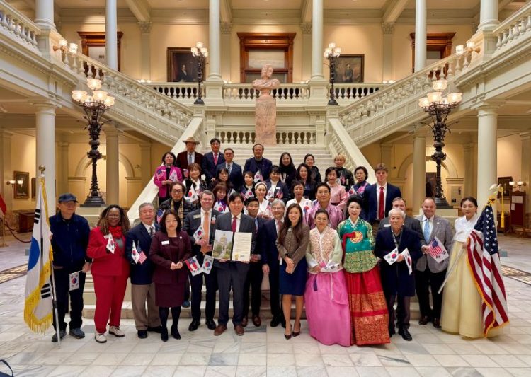 13일 애틀랜타 다운타운 주청사에 모인 한인들과 조지아 정치권 관계자들이 미주한인의 날 기념하며 한자리에 섰다. 윤지아 기자.