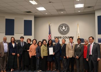 리사 큐피드 캅카운티 의장과 김준경 베다니장로교회 담임목사가 미주한인의날 기념식에서 결의안을 들고 기념촬영을 했다. 장채원 기자