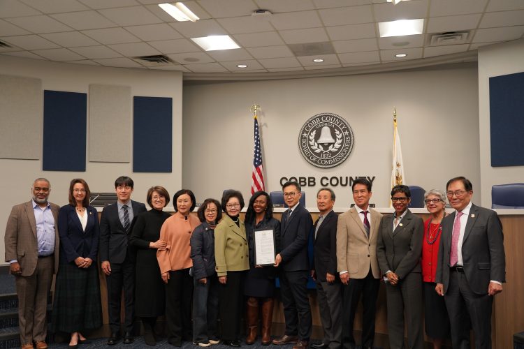 리사 큐피드 캅카운티 의장과 김준경 베다니장로교회 담임목사가 미주한인의날 기념식에서 결의안을 들고 기념촬영을 했다. 장채원 기자