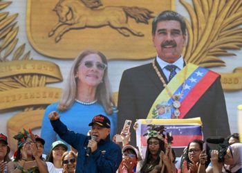 6일 베네수엘라 카라카스에서 열린 집회에서 디오사도 카베요 베네수엘라 내무장관이 미국에 의해 축출된 니콜라스 마두로 부부 사진 앞에서 연설하고 있다. [로이터]