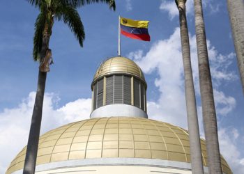 5일 델시 로드리게스 베네수엘라 임시 대통령 취임식이 열린 베네수엘라 수도 카라카스 국회에 베네수엘라 국기가 걸려 있다. [로이터]