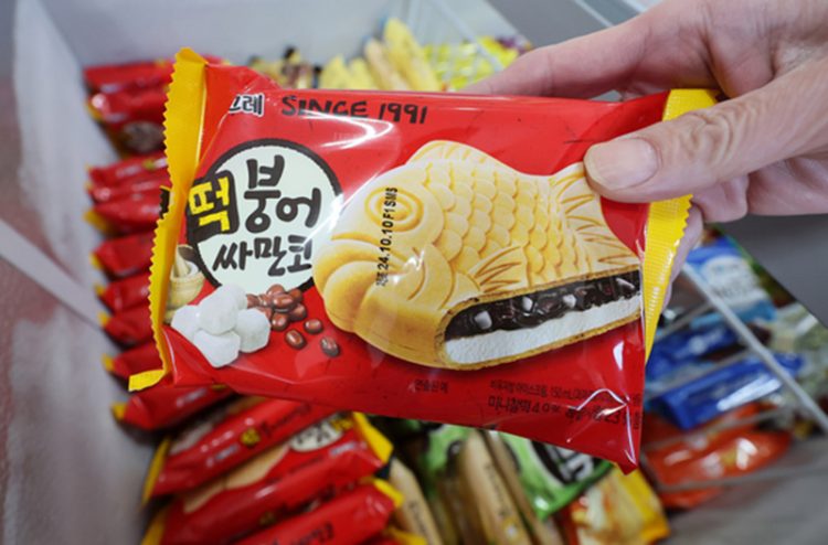 서울 시내 한 무인 아이스크림 점포에 빙그레 아이스크림 '떡붕어싸만코'가 진열돼있다. 연합뉴스