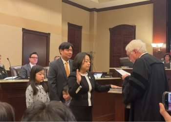 사라 박 신임 시의원이 12일 둘루스 시청에서 가족들이 지켜보는 가운데 취임 선서를 하고 있다.