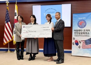 티파니의 두 대표가 한오동 회장으로부터 지원금을 전달받았다. 윤지아 기자.