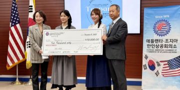 티파니의 두 대표가 한오동 회장으로부터 지원금을 전달받았다. 윤지아 기자.