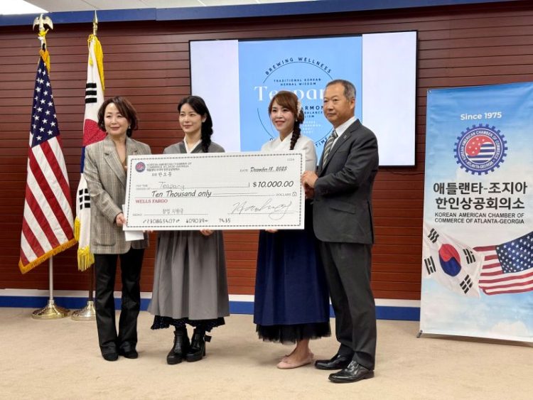 티파니의 두 대표가 한오동 회장으로부터 지원금을 전달받았다. 윤지아 기자.