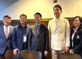 서정일 회장과 한인단체 관계자들이 8일 기자회견을 갖은 뒤 한자리에 섰다. (왼쪽부터) 이경철 민주평통 애틀랜타협의회장, 송폴 미주총연 부회장, 서정일 미주총연 회장, 박은석 애틀랜타 한인회장, 백현미 테네시한인회연합회장. 장채원 기자.