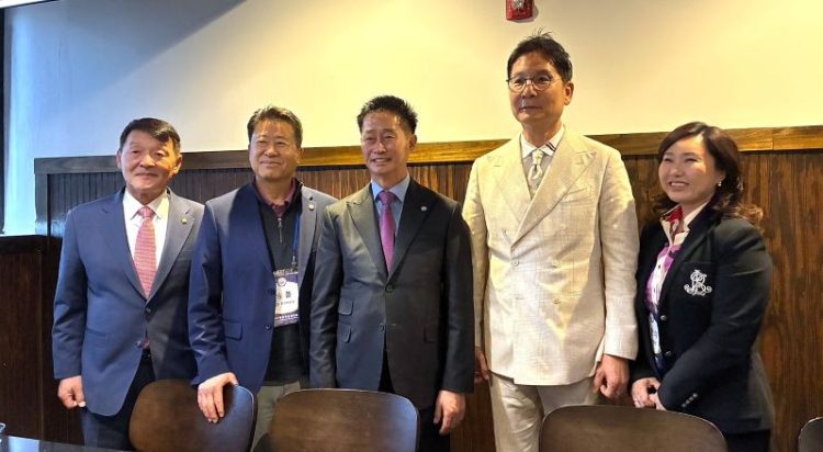 서정일 회장과 한인단체 관계자들이 8일 기자회견을 가진 뒤 한자리에 섰다. (왼쪽부터) 이경철 민주평통 애틀랜타협의회장, 송폴 미주총연 부회장, 서정일 미주총연 회장, 박은석 애틀랜타 한인회장, 백현미 테네시한인회연합회장. 장채원 기자.