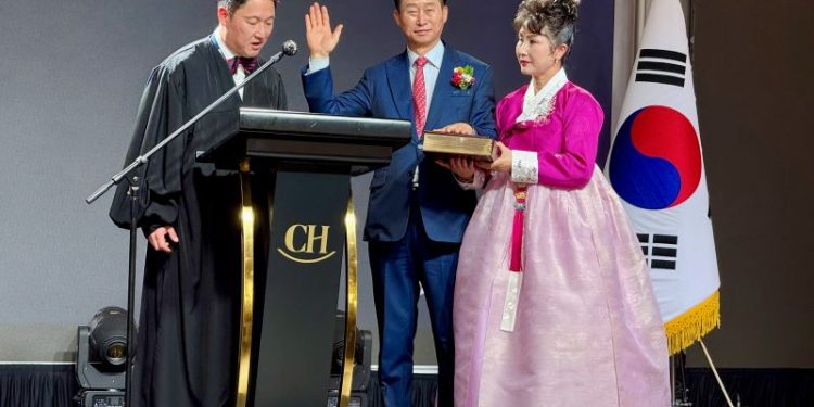 서정일 총회장(가운데)가 도널드 리 귀넷 카운티 판사 주재로 취임 선서를 하고 있다. 윤지아 기자.