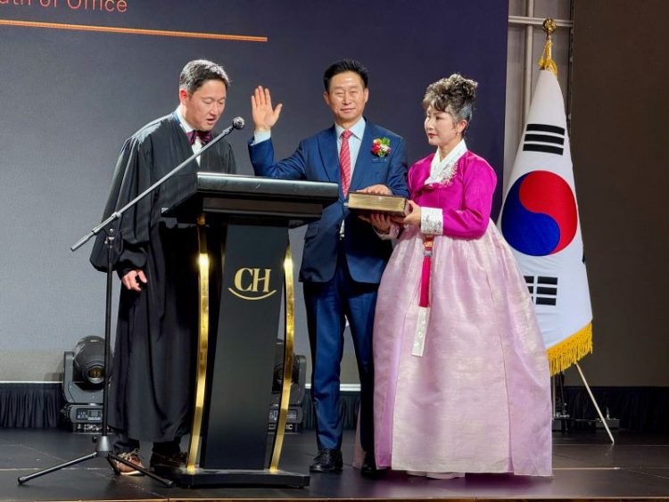 서정일 총회장(가운데)가 도널드 리 귀넷 카운티 판사 주재로 취임 선서를 하고 있다. 윤지아 기자.