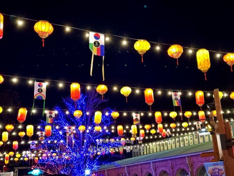 2025년 조지아주 스톤마운틴에서 열린 설날 축제에 한국 전통 연이 걸려 있다.