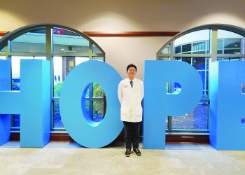 시티오브호프 암센터 조형물 앞에 선 김범준 교수. 장채원 기자