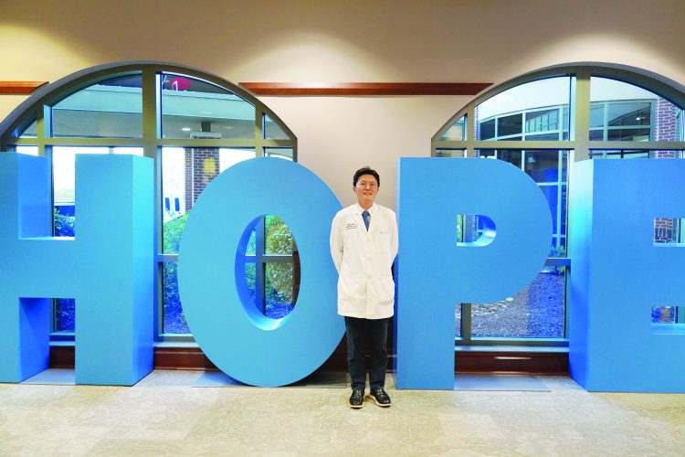 시티오브호프 암센터 조형물 앞에 선 김범준 교수. 장채원 기자