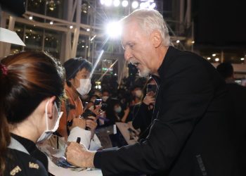 2022년 12월 9일 제임스 캐머런 감독이 서울 영등포구 타임스퀘어에서 열린 영화 '아바타 물의 길' 블루카펫 행사에서 팬들에게 인사하고 있다. 연합뉴스