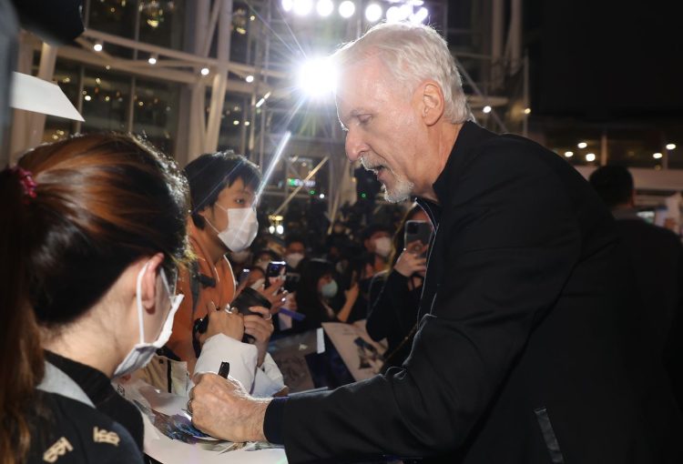 2022년 12월 9일 제임스 캐머런 감독이 서울 영등포구 타임스퀘어에서 열린 영화 '아바타 물의 길' 블루카펫 행사에서 팬들에게 인사하고 있다. 연합뉴스