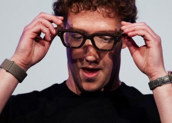 마크 저커버그 메타 최고경영자(CEO)가 지난달 새로운 스마트안경 제품인 '메타 레이밴 디스플레이'를 착용하고 있다. [로이터]