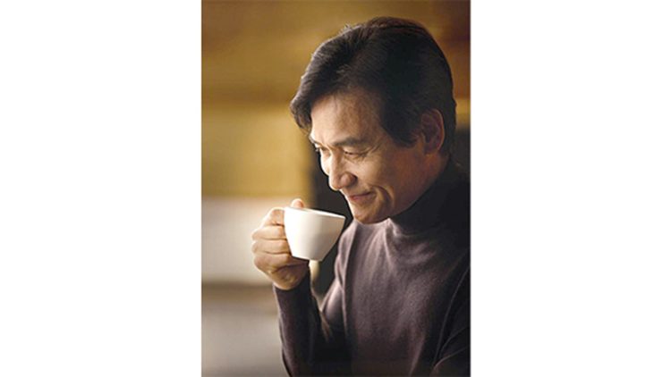 고심 끝에 커피 광고 모델로 나선 안성기 배우는 20년 넘게 광고에 출연하며 자상한 남편 이미지를 각인시켰다. 사진 동서식품