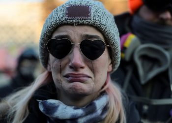 연방 요원에게 사살된 알렉스 프레티의 추모소 앞에서 눈물을 흘리는 여성. [로이터]