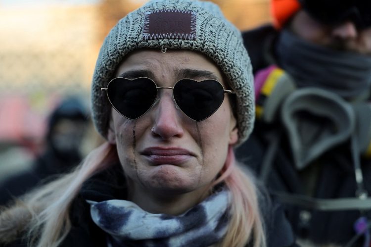 연방 요원에게 사살된 알렉스 프레티의 추모소 앞에서 눈물을 흘리는 여성. [로이터]