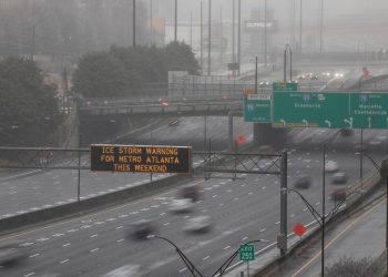 겨울 폭풍 속 I-85 고속도로 전광판에 조지아 교통부의 기상 주의보가 떠 있다. [로이터]