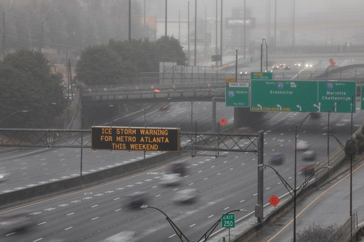 겨울 폭풍 속 I-85 고속도로 전광판에 조지아 교통부의 기상 주의보가 떠 있다. [로이터]