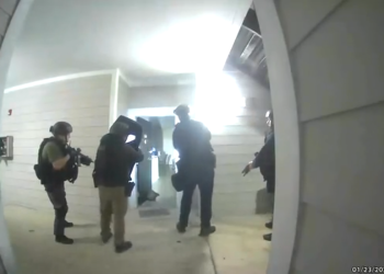 방범카메라에 찍힌 경찰이 총르 빼들고 현관문을 두드리는 모습. [WSB-TV 보도영상 캡처]