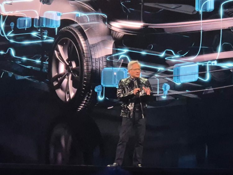 젠슨 황 엔비디아 최고경영자(CEO)가 5일 ‘소비자 가전쇼(CES 2026)’가 열리는 미국 라스베이거스 퐁텐블로 호텔에서 ‘엔비디아 라이브’를 진행하고 있다. 이우림 기자