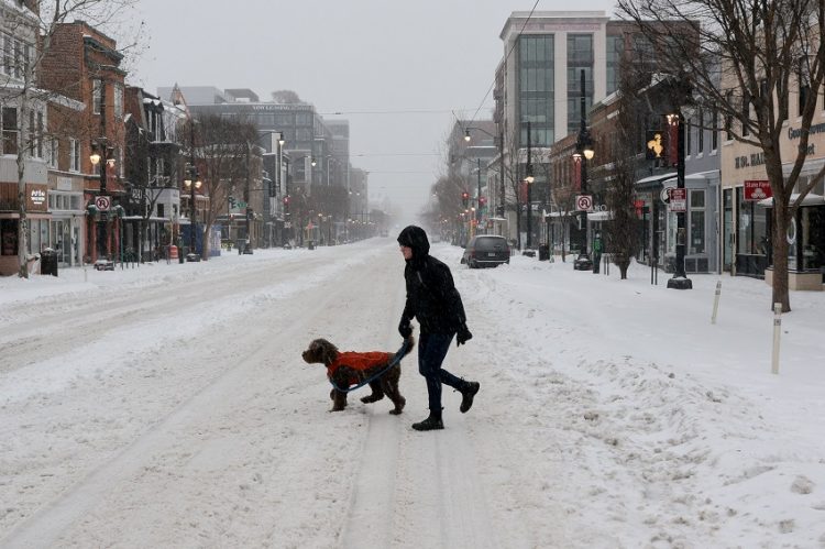 겨울 폭풍으로 눈으로 덮힌 워싱턴DC 거리. [로리터]