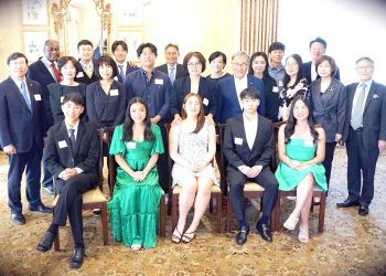 2024년 GASF 1회 장학생들이 수여식에 참석해 기념사진을 찍었다.