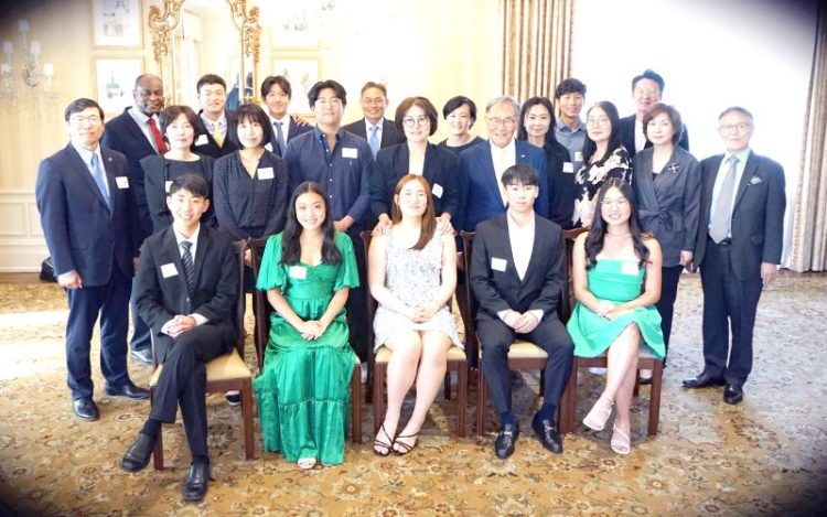 2024년 GASF 1회 장학생들이 수여식에 참석해 기념사진을 찍었다.