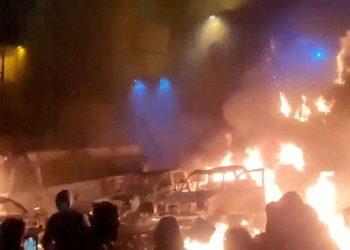 9일 이란 테헤란에서 반정부 시위가 확산되는 가운데 시위대 근처에서 차량이 불타고 있다. [로이터]