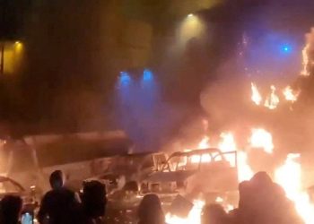 지난 8일 테헤란에서 시위대가 자동차와 타이어를 불태우며 격렬한 시위를 벌이고 있다. [로이터]