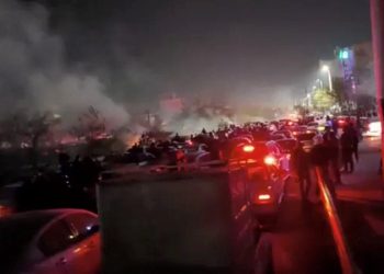 이란 마슈하드 지방에서 벌어진 반정부 시위 현장에서 연기가 피어오르고 있다. [로이터]