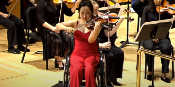 2026 엘마 올리베이라 국제 바이올린 콩쿠르 우승자인 바이올리니스트 임현재가 결선에서 연주하고 있다. EOIVC 유튜브 캡처