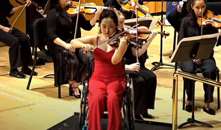 2026 엘마 올리베이라 국제 바이올린 콩쿠르 우승자인 바이올리니스트 임현재가 결선에서 연주하고 있다. EOIVC 유튜브 캡처