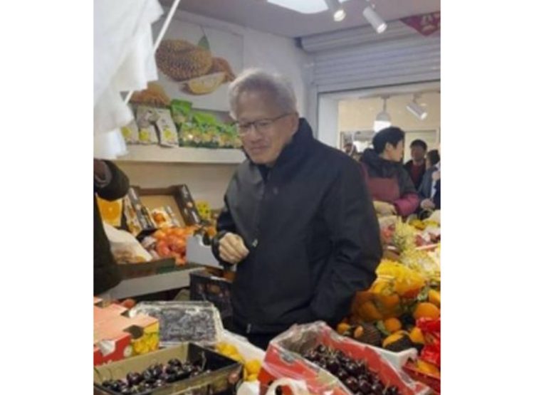 지난 24일 중국 상하이 시장을 방문한 젠슨 황 엔비디아 CEO. 홍콩 성도일보 캡처=연합뉴스