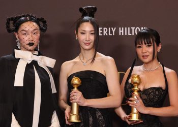 11일 미국 캘리포니아 비벌리힐튼호텔에서 열린 제83회 골든글로브 어워즈에서 주제가상을 수상한 오드리 누나, 이재, 레이 아미(왼쪽부터). [로이터]