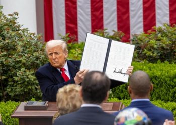 도널드 트럼프 미국 대통령이 지난해 4월 2일 워싱턴 백악관에서 '상호관세' 부과와 관련된 행정명령에 서명한 후 이를 들어 보이고 있다. [로이터]