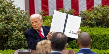 도널드 트럼프 미국 대통령이 지난해 4월 2일 워싱턴 백악관에서 '상호관세' 부과와 관련된 행정명령에 서명한 후 이를 들어 보이고 있다. [로이터]