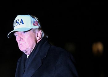 백악관 사우스론을 걷고 있는 도널드 트럼프 대통령 [로이터]