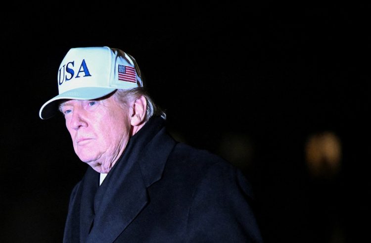 백악관 사우스론을 걷고 있는 도널드 트럼프 대통령 [로이터]