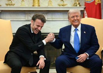 도널드 트럼프 미국 대통령(오른쪽)과 에마뉘엘 마크롱 프랑스 대통령이 24일 백악관 집무실에 앉아 서로의 손을 움켜쥐며 악수를 나누고 있다. [로이터]