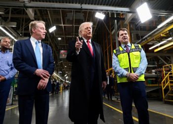 포드 자동차공장을 둘러보는 트럼프 대통령. [로이터]