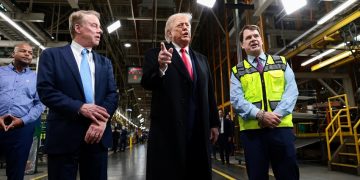 포드 자동차공장을 둘러보는 트럼프 대통령. [로이터]